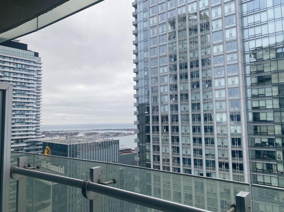 Cozy 2 Bedroom Free Parking Downtown Toronto 1Min Scotiabank Arena Tff Cn Tower Rogers Centre Union Station Exterior photo